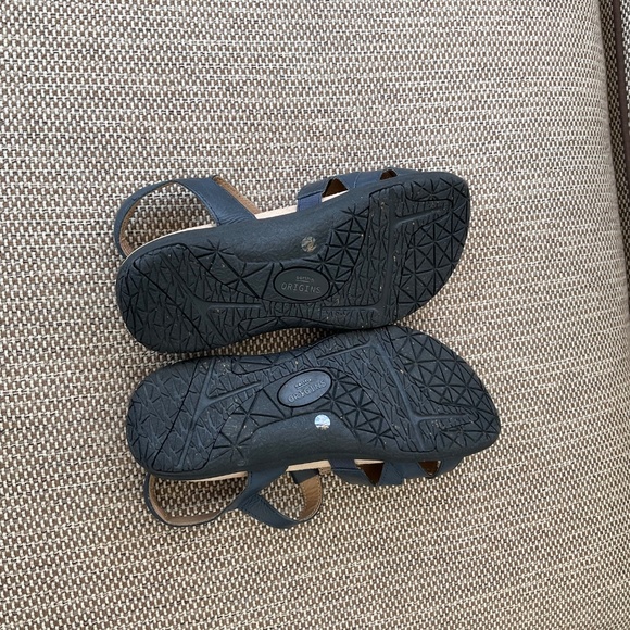 Earth Origins Sandals navy blue. 7 1/2 medium. - Picture 9 of 9